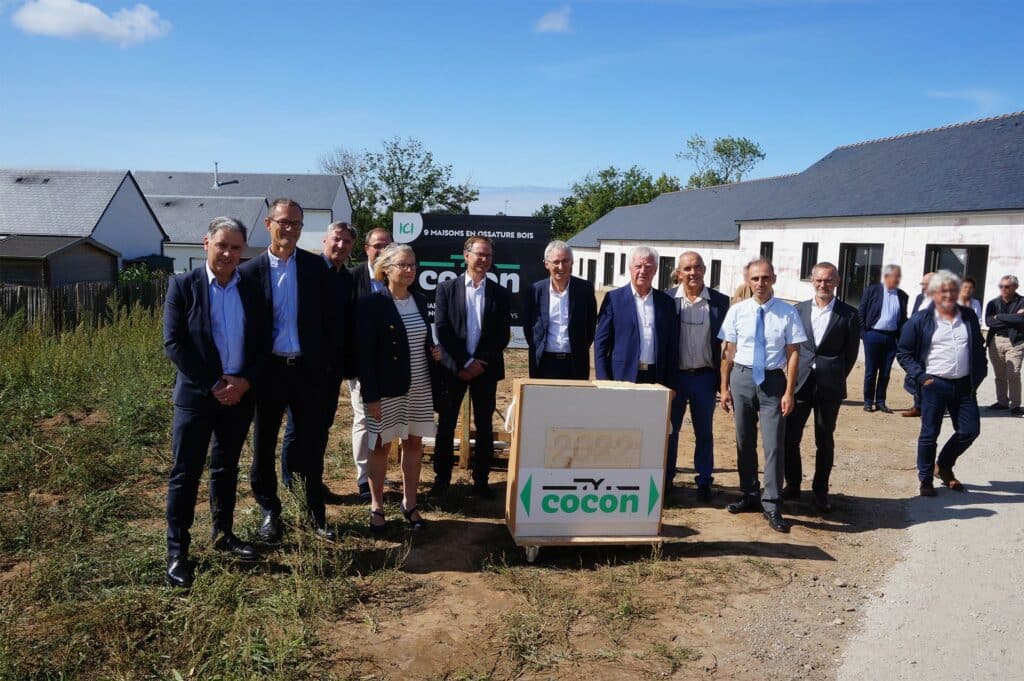 Pose de la première pierre Ty Cocon, dans la commune de Plouarzel (29), dont la livraison est prévue pour le premier trimestre de 2023. Inauguré ce jeudi 15 septembre 2022, le chantier Ty Cocon de Plouarzel devrait prendre fin au premier trimestre 2023.