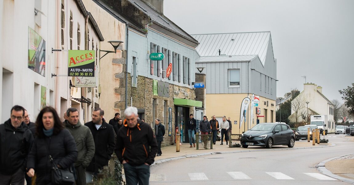 Amenatys, en collaboration avec la commune de Milizac-Guipronvel, célèbre l'inauguration du programme de renouvellement urbain, baptisé « Le Verger ». Le Verger va au-delà d'un simple projet immobilier. Il incarne l'essence du développement durable dans le renouvellement urbain. Composé de 4 bâtiments reliés par un aménagement extérieur arboré, le projet intègre une dynamique pratique du bien vivre ensemble, avec des locaux tertiaires, des espaces de santé et des logements, comprenant 14 appartements en accession à la propriété et 4 logements sociaux en partenariat avec Finistère Habitat.