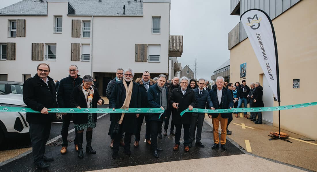 Amenatys, en collaboration avec la commune de Milizac-Guipronvel, célèbre l'inauguration du programme de renouvellement urbain, baptisé « Le Verger ». Le Verger va au-delà d'un simple projet immobilier. Il incarne l'essence du développement durable dans le renouvellement urbain. Composé de 4 bâtiments reliés par un aménagement extérieur arboré, le projet intègre une dynamique pratique du bien vivre ensemble, avec des locaux tertiaires, des espaces de santé et des logements, comprenant 14 appartements en accession à la propriété et 4 logements sociaux en partenariat avec Finistère Habitat.