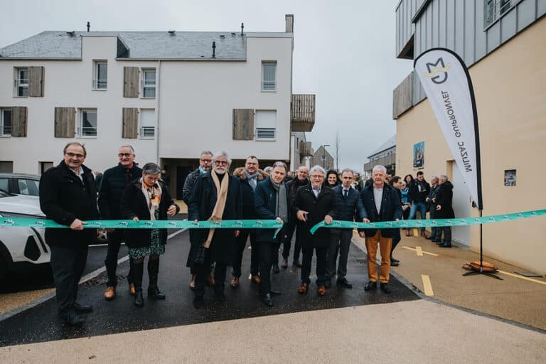 Amenatys, en collaboration avec la commune de Milizac-Guipronvel, célèbre l'inauguration du programme de renouvellement urbain, baptisé « Le Verger ». Le Verger va au-delà d'un simple projet immobilier. Il incarne l'essence du développement durable dans le renouvellement urbain. Composé de 4 bâtiments reliés par un aménagement extérieur arboré, le projet intègre une dynamique pratique du bien vivre ensemble, avec des locaux tertiaires, des espaces de santé et des logements, comprenant 14 appartements en accession à la propriété et 4 logements sociaux en partenariat avec Finistère Habitat.