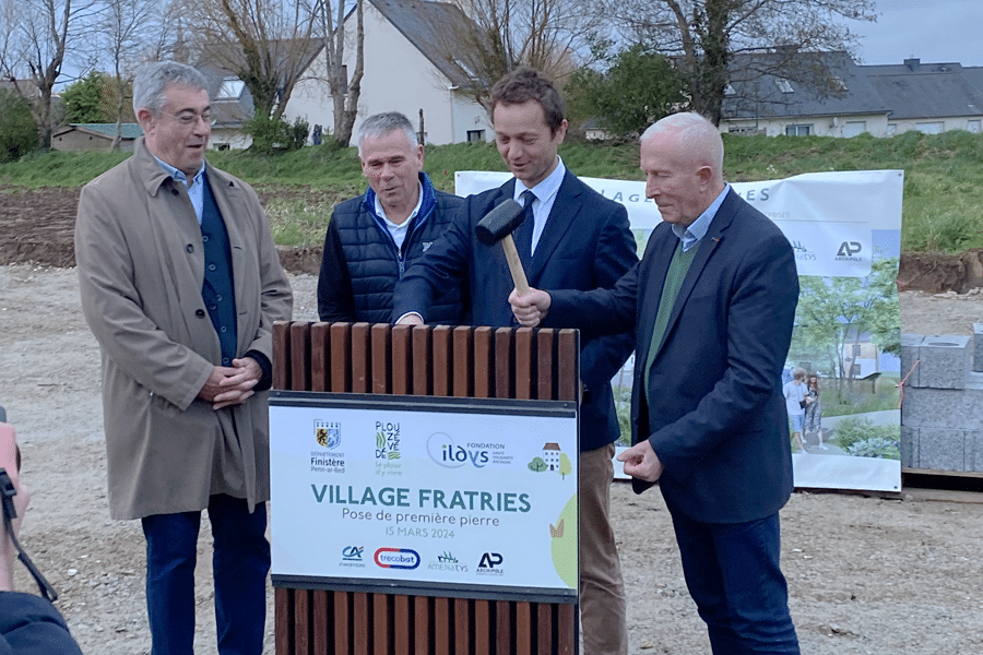 Pose de la premiere pierre du village LesFratries à Plouzévédé (29) Plouzevede