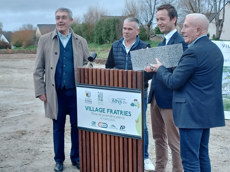 Pose de la premiere pierre du village LesFratries à Plouzévédé (29) Plouzevede