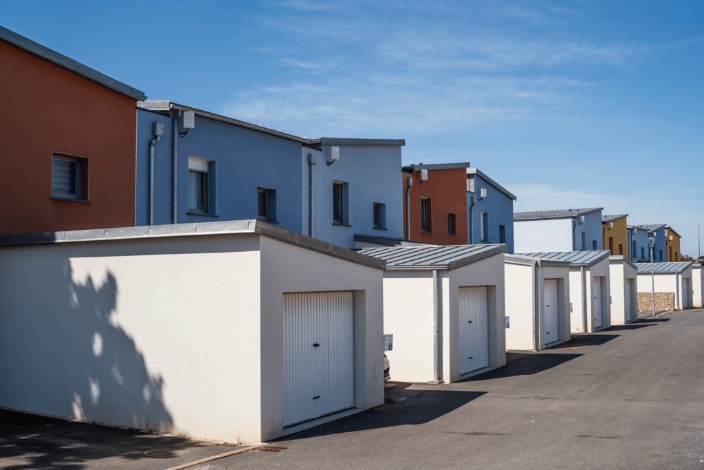 maisons-en-bande-colorées